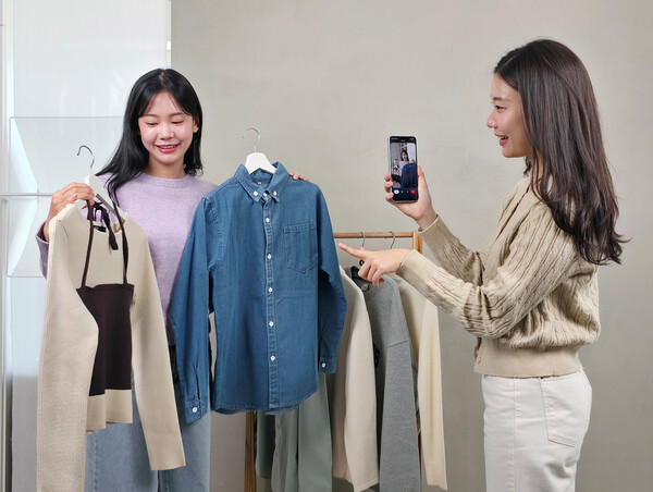 삼성전자 모델이 '갤럭시 A17 LTE'의 '제미나이 라이브'를 활용해 옷차림을 추천받는 모습 [삼성전자 제공]