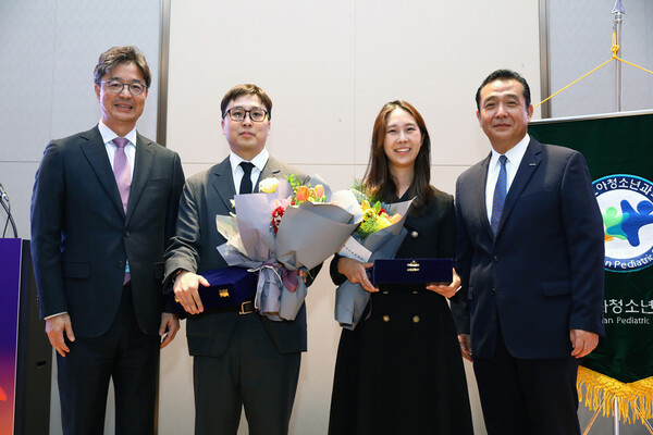 6일 열린 '2025 두산연강 소아청소년과 학술상' 시상식에서 참석자들이 기념촬영을 하고 있다. 왼쪽부터 대한소아청소년과학회 김한석 이사장, 지니너스 서은섭 책임연구원, 중앙대학교병원 이다혜 조교수, 두산연강재단 이원재 대표이사 [두산연강재단 제공]