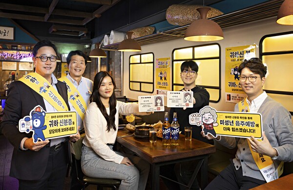 구자범 오비맥주 수석부사장(맨 왼쪽), 김병훈 영업 부사장(왼쪽에서 두 번째), 임경민 역전에프앤씨 경영지원본부장(오른쪽 끝)이 역전할머니맥주 서울신사가로수길점에서 주류 주문 시 신분증 확인을 독려하는 '귀하신분' 캠페인을 벌이고 있다 [오비맥주 제공]