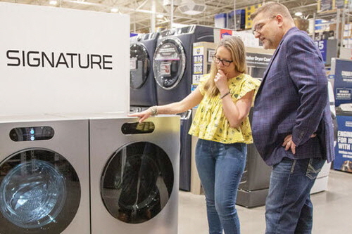 미국 소비자들의 심리가 계속 하향세를 타고 있다는 미국 미시간대학교의 11월 조사 결과가 나왔다. 사진은 종합가전유통업체 로우스 매장에 전시된 'LG 시그니처' 29인치 세탁기와 건조기 제품. 미국 소비자들이 LG 세탁기 및 건조기 제품을 둘러보고 있다.[사진=LG전자]