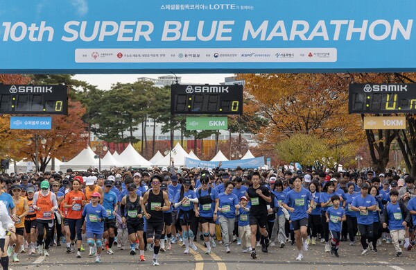 지난 8일 서울 마포구 평화의공원 평화광장 일대에서 열린 '제10회 슈퍼블루마라톤'에서 참가자들이 출발신호에 맞춰 레이스를 시작하고 있다. [사진=롯데그룹]