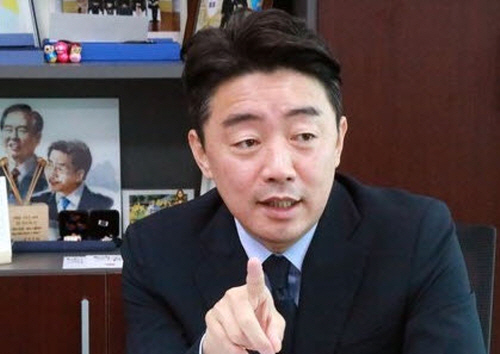 강훈식 대통령실 비서실장은 국회의원 출신으로 이재명 정부 출범 후 대통령실에 입성했다. 사진은 2022년 당시 의정활동 모습을 의원실에서 언론에 릴리스한 것이다. [사진=강훈식 의원실]