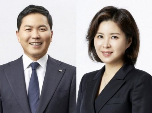 최근 윤상현 콜마홀딩스 부회장(왼쪽)과 윤여원 콜마비앤에이치 대표가 경영권 갈등을 겪었는데, 부친의 지원을 받은 여원씨가 아닌 아들 쪽이 승기를 잡았다는 평가가 나온다. [사진=한국콜마]