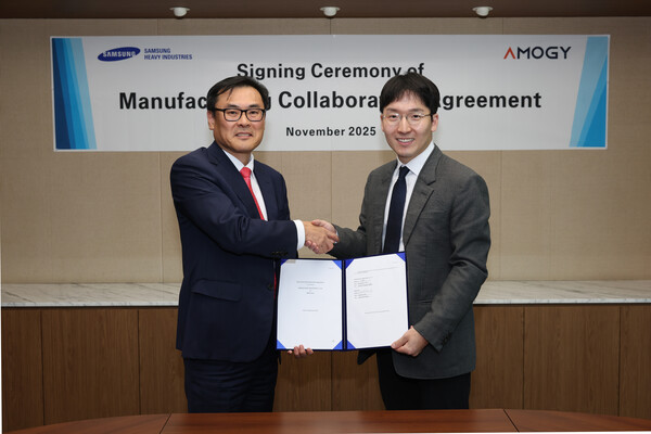 김경희 삼성중공업 부사장(왼쪽)과 우성훈 아모지 대표가 전략적 협력 계약 기념 촬영을 하고 있다 [삼성중공업 제공]