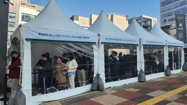 대우건설이 경기도 파주시 운정3지구에 공급하는 공공지원 민간임대주택 '운정신도시 푸르지오 더 스마트' 견본주택에 방문객이 입장줄을 서고 있다.[대우건설 제공] 