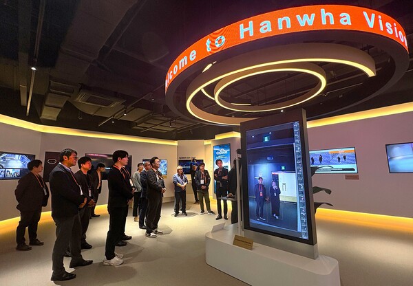 한화비전의 일본 우수 파트너들이 본사 기술 체험관을 둘러보고 있다 [한화비전 제공]