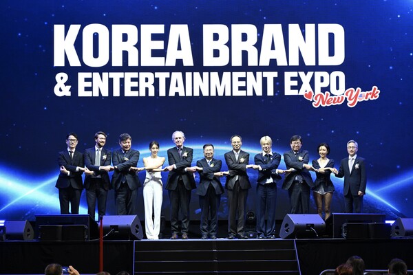 지난달 7일(현지 시각) 미국 뉴저지 아메리칸 드림몰에서 진행된 '2025 뉴욕 한류박람회' 개회식에서 한광영 현대홈쇼핑 사장(오른쪽 세 번째)이 주최측 관계자 등과 기념사진을 촬영하고 있다. [현대홈쇼핑 제공]