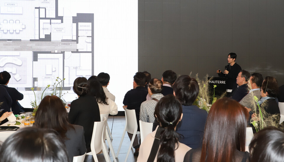 런칭행사에서  아틀리에 에디션 PT를 하는 양태오 작가. [포스코이앤씨 제공]