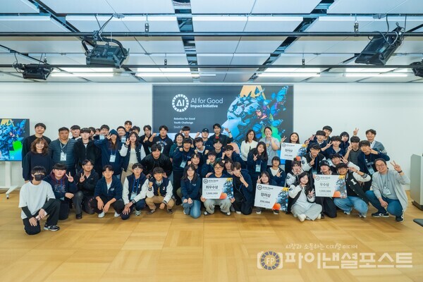 지난 8일 진행된 청소년 글로벌 로보틱스 챌린지에 참여한 전국 고등학생 17개 팀. [네이버 제공]