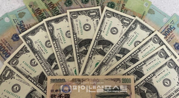 달러 약세에도 우리는 환율이 내리지 않는 괴리 현상이 근래 심각하다. 이런 가운데 엔화와의 동조화 현상도 발견돼 관심이 높아지고 있다. 전문가들은 엔화 약세의 효과를 살펴 벤치마킹하고 과거 부작용을 참조, 대비책을 마련할 필요가 있다고 짚는다. 한편 현재의 환율 국면은 좀 더 버티면 기업 마진 증가로 귀결할 수 있다는 조언도 제기된다. [사진=파이낸셜포스트 사진DB]