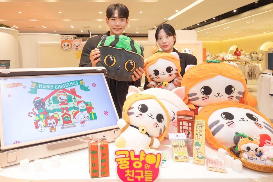 10일 오전 서울시 강남구에 위치한 현대백화점 무역센터점 4층 ‘귤냥이와 친구들’ 팝업스토어에서 직원들이 대표 상품을 소개하고 있다. [현대백화점 제공]