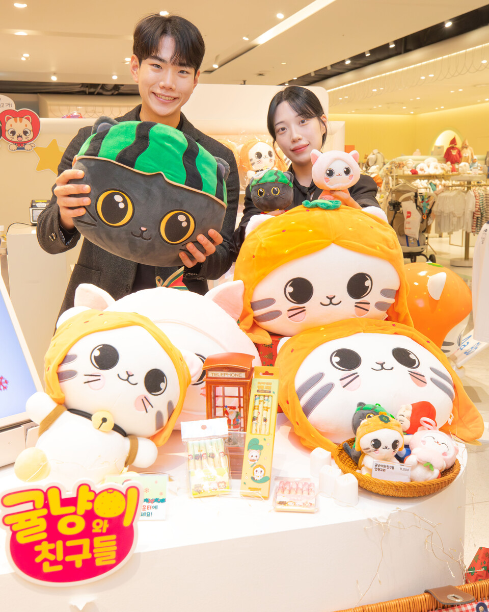 10일 오전 서울시 강남구에 위치한 현대백화점 무역센터점 4층 ‘귤냥이와 친구들’ 팝업스토어에서 직원들이 대표 상품을 소개하고 있다. [현대백화점 제공]