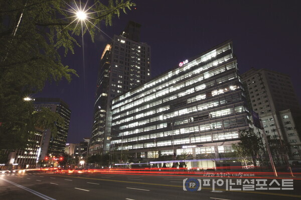 LG생활건강이 입주한 LG광화문빌딩 야경. [LG생활건강 제공]