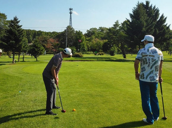 중장년층이 파크골프를 즐기는 모습 [사진=대한파크골프연맹/보람상조]