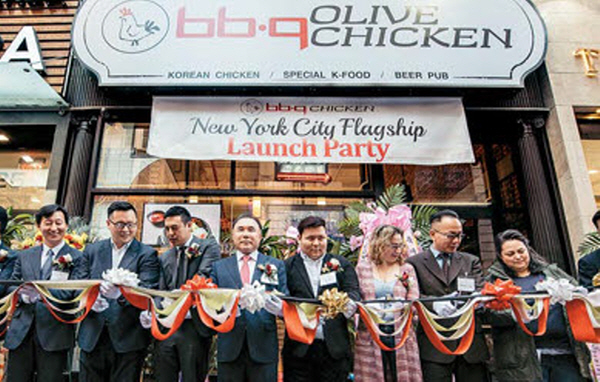뉴욕 중심지에 맨해튼 32번가점를 오픈, 음식 한류를 전파하고 나선 BBQ치킨 [사진=제너시스 BBQ그룹]