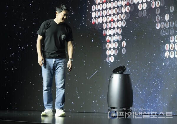 최성환 SK네트웍스 사업총괄 사장 겸 나무엑스 EA(경영자문)가 지난달 23일 웰니스 로봇을 시연하는 모습. [SK네트웍스 제공]