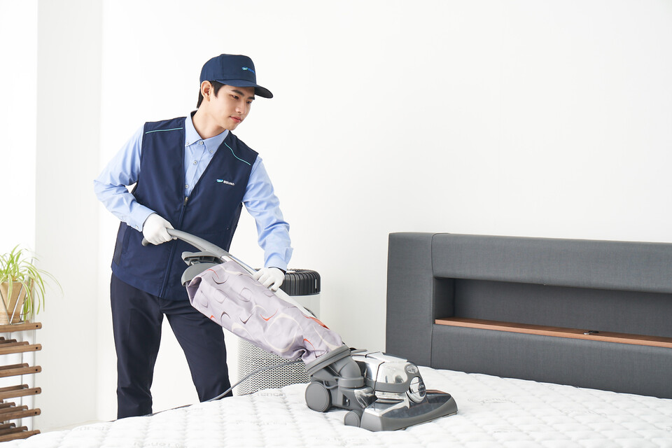 청호나이스 매트리스 케어 서비스. [청호나이스 제공]