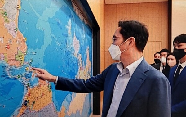 한국경제인연합회가 장기적으로 재벌의 금융사 보유 제한을 풀어야 한다고 당국에 정식 요청한 것으로 12일 확인됐다. 이에 따라 삼성은행, 롯데증권 등이 활성화될지 주목된다. 현재는 삼성생명, 증권, 화재 등을 보유 중인 삼성그룹만 봐도 여러 규제로 운신의 폭이 좁은 상황이다. 사진은 삼성 수장 이재용 삼성전자 회장이 과거 2022년 삼성생명 지점장 7인을 불러 격려한 장면이다. 그는 자신의 집무실을 공개하고 특별 제작된 지도에 대해 설명하는 등 30대 나이의 삼성생명 관계자들에 대한 애정을 과시했다. [사진=참석자 인터넷 커뮤니티 공개]