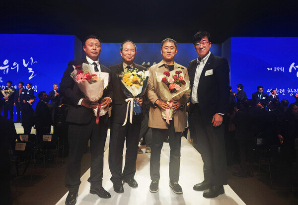 왼쪽부터 황오성·정일영·신승원 기장, 김대정 대한화섬 대표 [태광산업 제공]