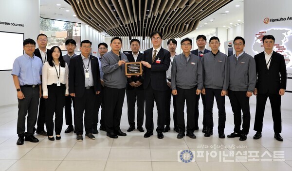 한화에어로스페이스 안홍규 임원(왼쪽 네번재) 정상욱 CMMI High Maturity 선임심사원(ITQC 대표)과 인증 후 기념촬영을 하고 있다. [한화그룹 제공]