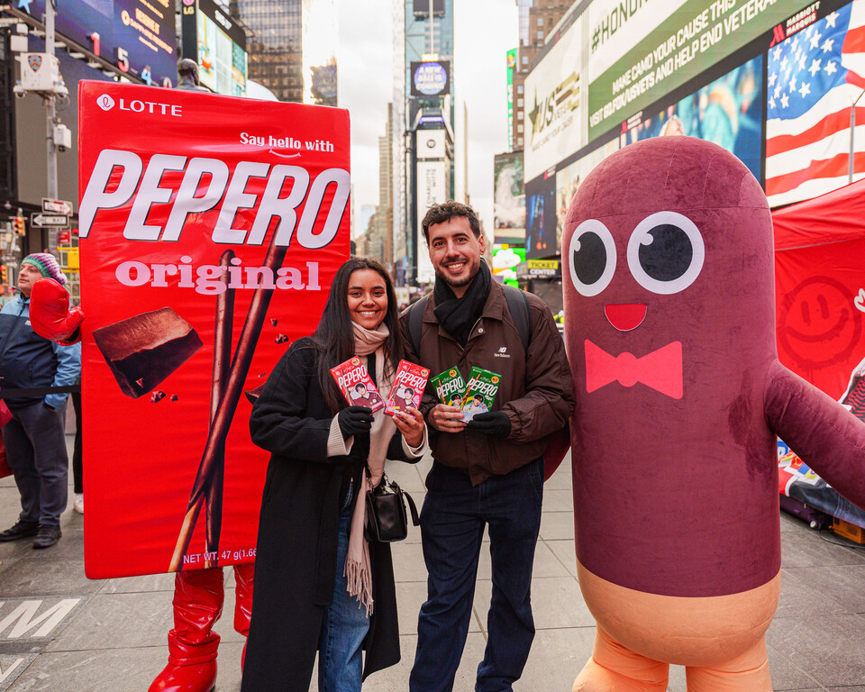 美 타임스스퀘어에서 열린 롯데웰푸드 ‘웰컴 투 K-스위트 홀리데이’ 페스티벌에 참여한 방문객의 모습. [롯데웰푸드 제공]