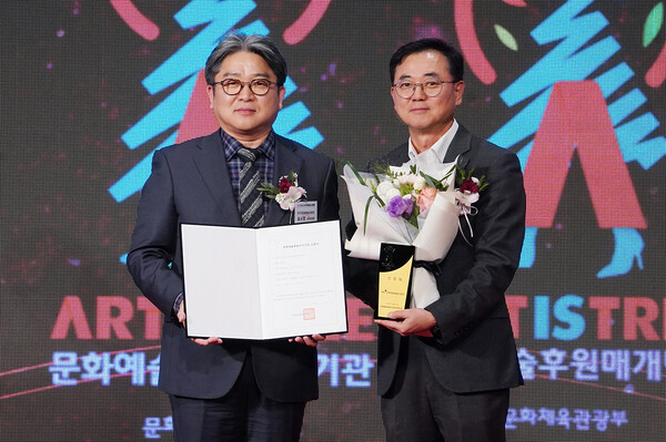 왼쪽부터 송시경 한국문화예술위원회 사무처장, HS효성 최형식 커뮤니케이션실 상무 [HS효성 제공]