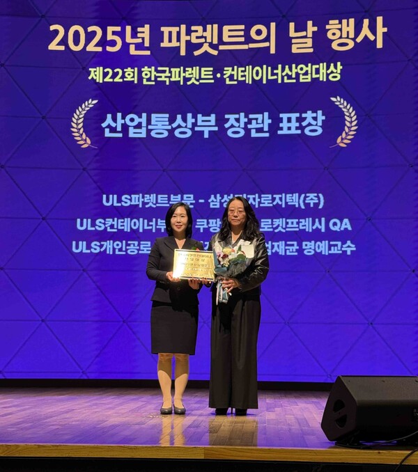 왼쪽부터 김태희 산업통상부 유통물류과장, 이선민 쿠팡 로켓프레시 QA 상무 [쿠팡 제공]