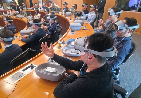 삼성 임직원이 삼성인력개발원에서 갤럭시 XR을 착용한 채 교육에 참여하고 있다 [삼성인력개발원 제공]