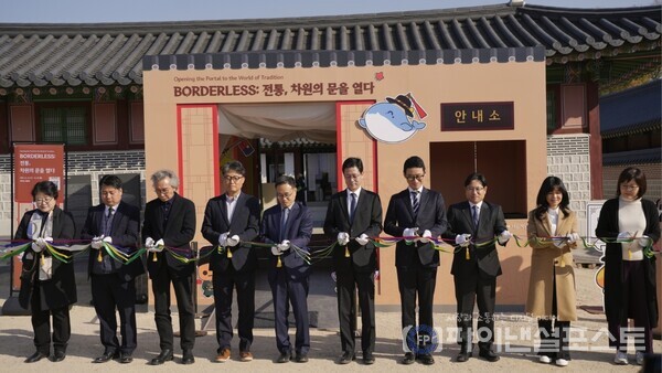 이달 12일 서울 종로구 경복궁 생물방에서 진행된 ‘BORDERLESS – 전통, 차원의 문을 열다’ 전시 오프닝 행사 테이프 컷팅식. (왼쪽부터 한국전통문화대학교 금종숙 교수(전통섬유전공), 한국전통문화대학교 김석곤 교수(전통회화전공, 전통미술공예학과장), 한국전통문화대학교 최성재 교수(전통도자전공, 문화유산대학장), 한국전통문화대학교 유철 총무과장, 한국전통문화대학교 강경환 총장, 넥슨재단 김정욱 이사장, 넥슨 김창섭 메이플스토리 국내 총괄디렉터, 네오플 경영지원본부 정일영 이사, 넥슨재단 지준숙 이사, 한국전통문화대학교 장현숙 교수(전통조각전공)). [넥슨 제공]