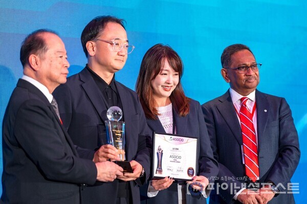 LG CNS 디지털AX담당 이승찬 상무(왼쪽에서 두 번째)가 이달 11일 대만 타이베이에서 열린 아시아·오세아니아 정보산업기구(ASOCIO) 어워드 2025에서 ESG 어워드를 수상하는 모습. [LG CNS 제공]