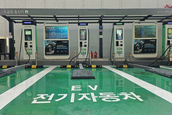 충전소 중앙에 고정된 전기차 화재진압설비(살수 노즐 플레이트) [GS칼텍스 제공]