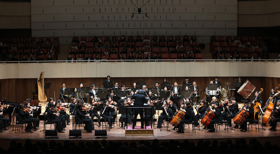 지난 12일 대구콘서트하우스 그랜드홀에서 열린 ‘제15회 동서커피클래식’에서 대구시립교향악단(지휘자 백진현)이 연주하고 있다. [동서식품 제공]