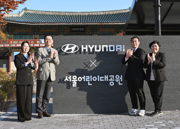 왼쪽부터 신정원 초록우산 본부장, 정유석 현대차 국내사업본부장 부사장, 곽관용 서울시 정무수석, 김영옥 서울시의회 보건복지위원장이 기념 촬영을 하고 있다 [현대차 제공]
