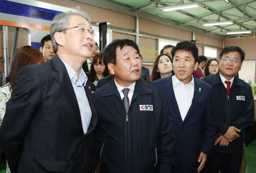 2015년, 임종룡 당시 금융위원장(현 우리금융그룹 회장, 사진 가장 왼쪽)과 함영주 당시 KEB하나은행장(현 하나금융그룹 회장, 오른쪽 두 번째)이 기술금융 활성화를 위해 하나은행의 기술금융 이용기업 ㈜소명에 현장방문한 모습이다. 노경원 당시 소명 대표이사(가운데)가 기술금융에 대한 애로사항을 두 인사에게 전달하고 있다.[사진=하나은행]