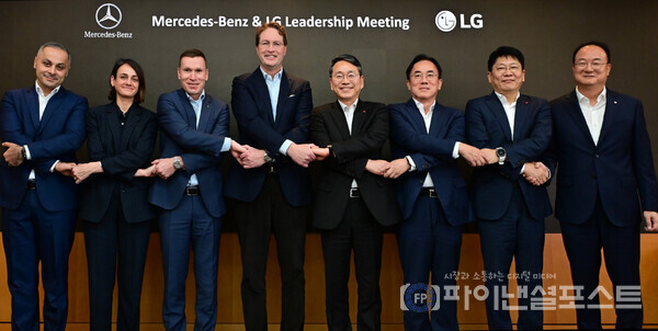 LG와 메르세데스-벤츠 최고 경영진은 서울 여의도 LG트윈타워에서 만나 LG의 자동차 부품 사업 역량을 결집한 ‘원(One) LG’ 솔루션 협업 확대 방안에 대해 논의했다. 사진은 (왼쪽부터) 메르세데스-벤츠 R&D 코리아 컬삿 카르탈 센터장, 메르세데스-벤츠 이다 볼프 기업본부 총괄, 메르세데스-벤츠 코리아 마티아스 바이틀 CEO, 메르세데스-벤츠 올라 칼레니우스 회장, LG전자 조주완 CEO, LG디스플레이 정철동 CEO, LG에너지솔루션 김동명 CEO, LG이노텍 문혁수 CEO. [LG전자 제공]