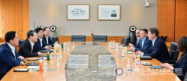 LG와 메르세데스-벤츠 최고 경영진은 서울 여의도 LG트윈타워에서 만나 LG의 자동차 부품 사업 역량을 결집한 ‘원(One) LG’ 솔루션 협업 확대 방안에 대해 논의했다. 사진은 (왼쪽부터) LG디스플레이 정철동 CEO, LG전자 조주완 CEO, LG에너지솔루션 김동명 CEO, LG이노텍 문혁수 CEO, 메르세데스-벤츠 R&D 코리아 컬삿 카르탈 센터장, 메르세데스-벤츠 코리아 마티아스 바이틀 CEO, 메르세데스-벤츠 올라 칼레니우스 회장, 메르세데스-벤츠 이다 볼프 기업본부 총괄. [LG전자 제공]