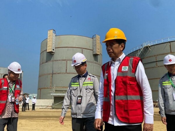 조코 위도도(조코위) 전 인도네시아 대통령이 임기 중이던 2023년 가을, 찔레곤 소재 롯데케미칼 '라인 프로젝트' 공사 현장을 방문해 현황을 점검하고 있다. [사진=인도네시아 대통령실]