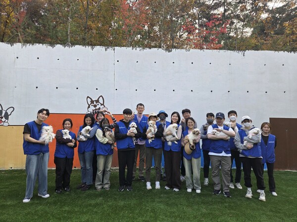 삼성전자 임직원들이 지난 6일 유기견 보호소를 찾아 산책, 견사 청소 등 봉사를 진행하고 있다 [삼성전자 제공]