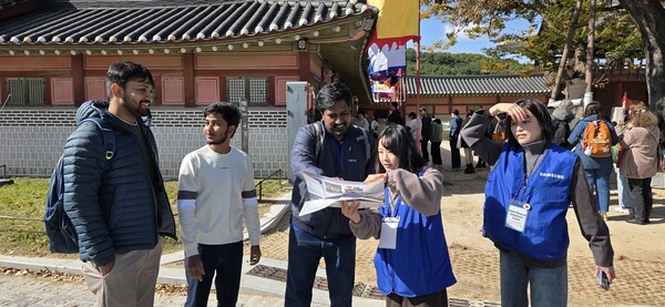 삼성전자 임직원들이 지난 8일 화성행궁에서 외국인 관광객들을 대상으로 안내 봉사를 진행하고 있다 [삼성전자 제공]