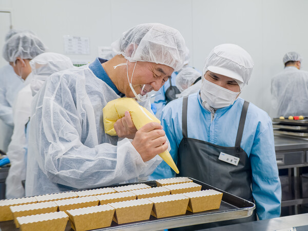 전영현 대표이사 등 삼성전자 DS 부문 경영진들이 지난 10일 경기 용인시 장애인표준사업장 '희망별숲'을 찾아 쿠키 만들기 봉사에 참여하고 있다 [삼성전자 제공]