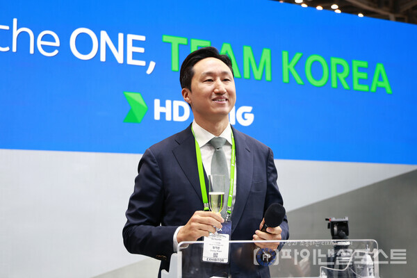 HD현대 정기선 수석부회장이 28일 부산 벡스코에서 열린 'MADEX 2025' 리셉션 행사에서 인사말을 하고 있다. [HD현대 제공]