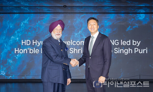 정기선 HD현대 회장이 13일(목) 경기도 판교 HD현대 글로벌R&D센터에서 하딥 싱 푸리(Hardeep Singh Puri) 인도 석유천연가스부 장관을 만나, 상호 협력 확대 방안을 논의했다.(사진 오른쪽부터 정기선 HD현대 회장, 하딥 싱 푸리(Hardeep Singh Puri) 인도 석유천연가스부 장관) [HD현대 제공]