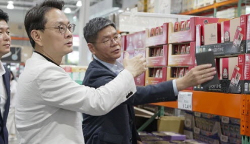 하얀 상의가 방경만 KT&G 사장이다. 그는 취임 직후인 작년 5월 대만을 방문, 현지 KGC인삼공사 시설을 순시했다. 인삼공사는 KT&G 자회사다.[사진=KT&G]