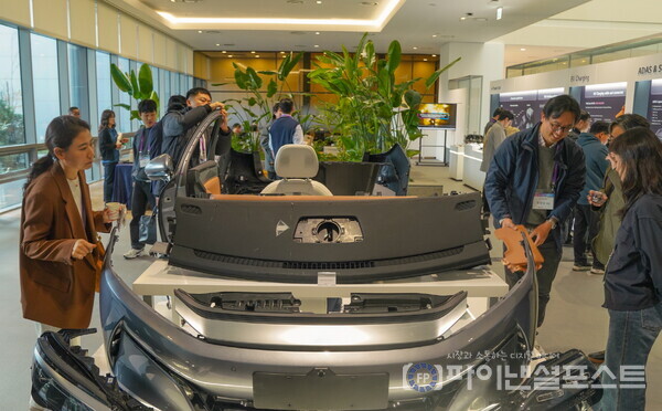 LG화학 오산 CS캠퍼스에서 진행된 전기차 소재 콘퍼런스 ‘2025 EM BU Teardown Conference’에서 LG화학 임직원이 고객에게 제품을 설명하고 있다. [LG화학 제공]