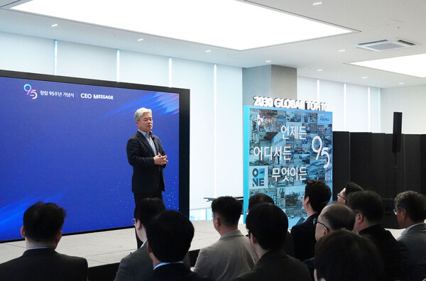 13일 CJ대한통운 종로 본사에서 열린 95주년 창립기념 행사에서 신영수 대표가 발표하고 있다. 우측 구조물은 100개의 CJ대한통운 헤리티지 조각으로 구성된 'Vision Wall' [CJ대한통운 제공]