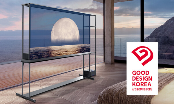 국내 최고 권위 디자인상으로 꼽히는 2025 우수디자인(GD) 상품선정에서 LG전자가 최고상인 대통령상을 비롯해 총 28개 상을 수상했다. 사진은 최고상인 대통령상을 받은 세계 최초 투명·무선 TV 'LG 시그니처 올레드 T' [LG전자 제공]