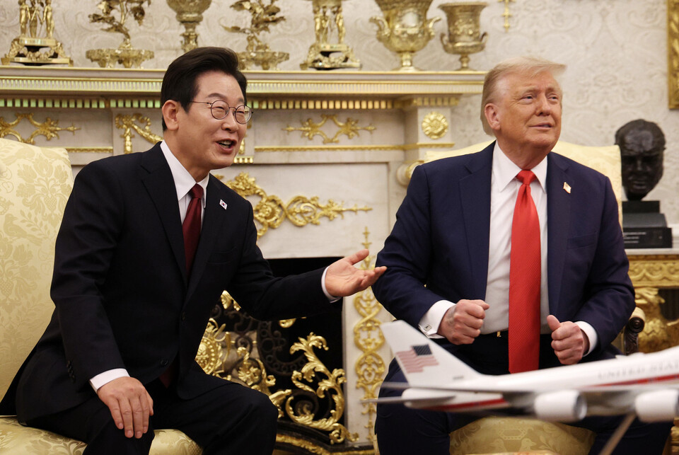 이재명 대통령과 도널드 트럼프 미국 대통령이 25일(현지시간) 미국 워싱턴DC 백악관에서 한미 정상회담을 하며 기자 질문을 받고 있다. [대통령실 공동취재]