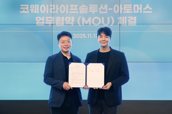 지난 12일 서울 구로구 지타워 코웨이라이프솔루션 본사에서 열린 협약식에서 김명곤 코웨이라이프솔루션 대표이사(왼쪽)와 김규태 아토머스 대표이사(오른쪽)가 기념 촬영을 하고 있다.[코웨이라이프솔루션 제공]