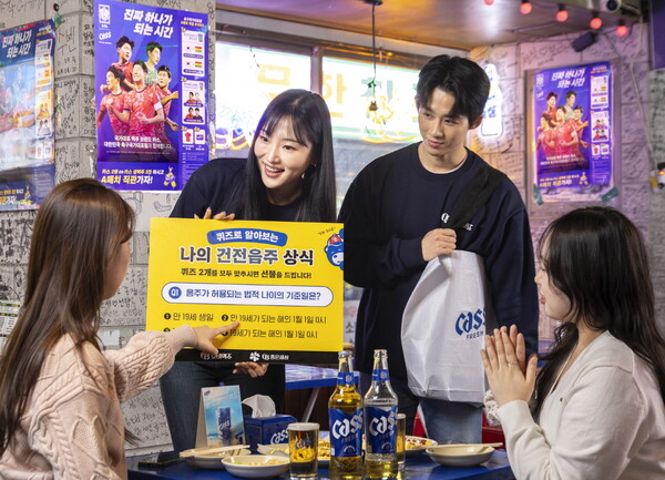 13일 수능일 저녁 오비맥주가 서울 건국대학교 일대 식당 손님들을 대상으로 미성년 음주 예방을 위한 '귀하신분' 캠페인을 펼치고 있다 [오비맥주 제공]