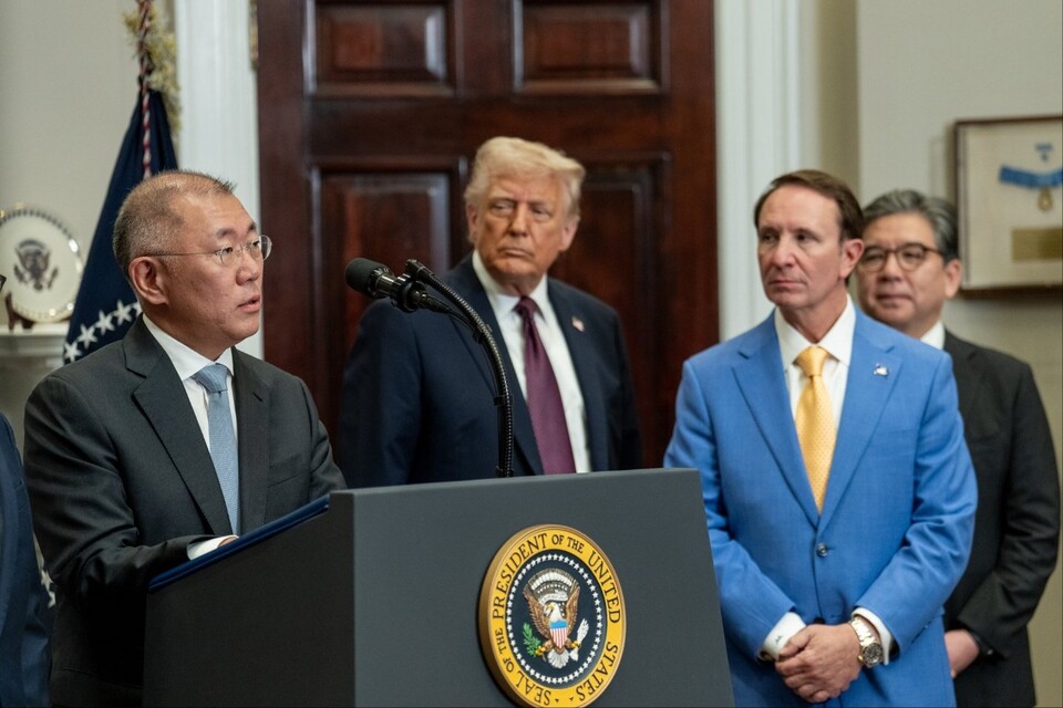 정의선 현대차그룹 회장이 24일(현지 시간) 백악관 루스벨트룸에서 도널드 트럼프 미국 대통령이 지켜보는 가운데, 대미 신규 투자 계획을 발표하고 있다. 정의선 회장은 이날 미국 백악관에서 “향후 4년동안 210억달러(약 30조8175억원)의 (대미) 신규투자를 발표한다”고 밝혔다. [백악관 X 갈무리]